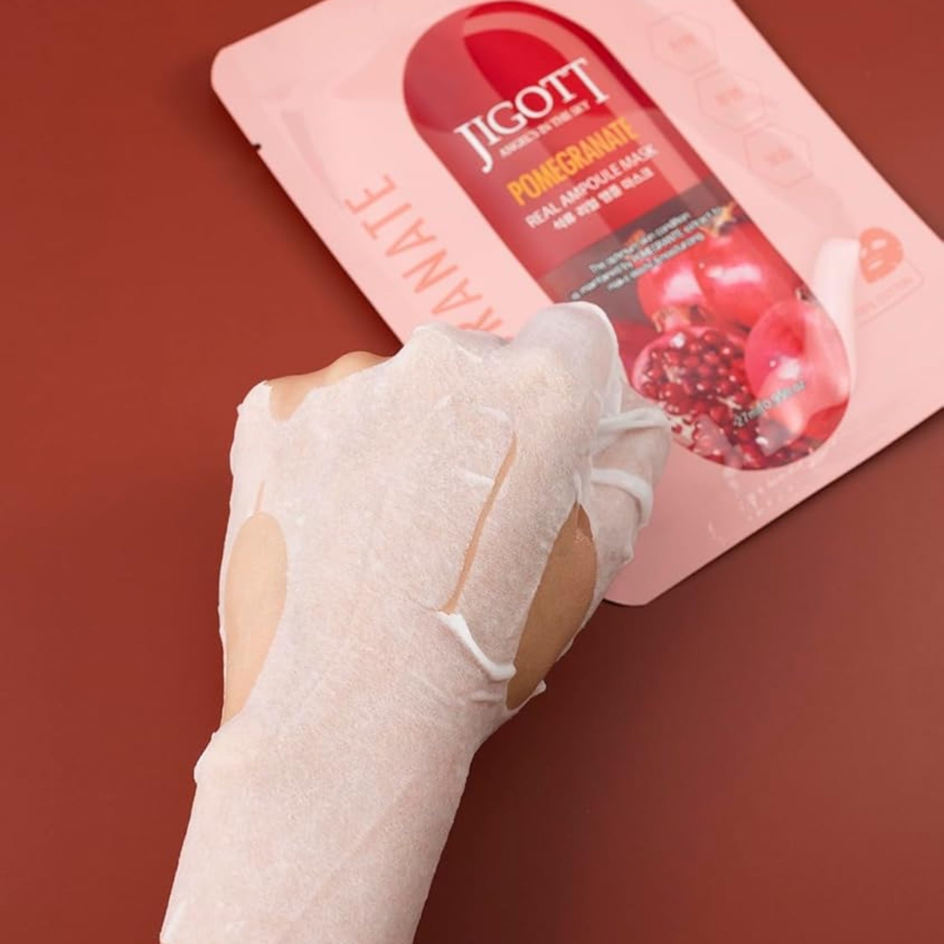 Masca servetel JIGOTT Pomegranate Real Ampoule Mask, cu extract de rodie si fructe, pentru hidratare intensa si luminozitate.